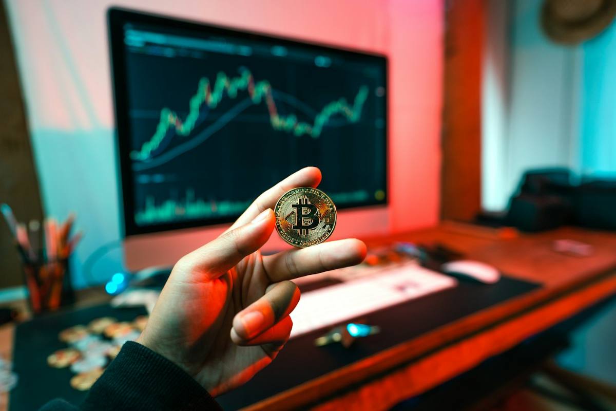 Cryptomønt ved siden af en computer