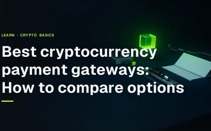 Der Titel Beste Krypto-Zahlungsgateways über einem dunklen Schreibtisch mit einem Terminal, leeren Belegen, einem Vorhängeschloss und einem gläsernen Würfel, beleuchtet von limettengrünem Licht.