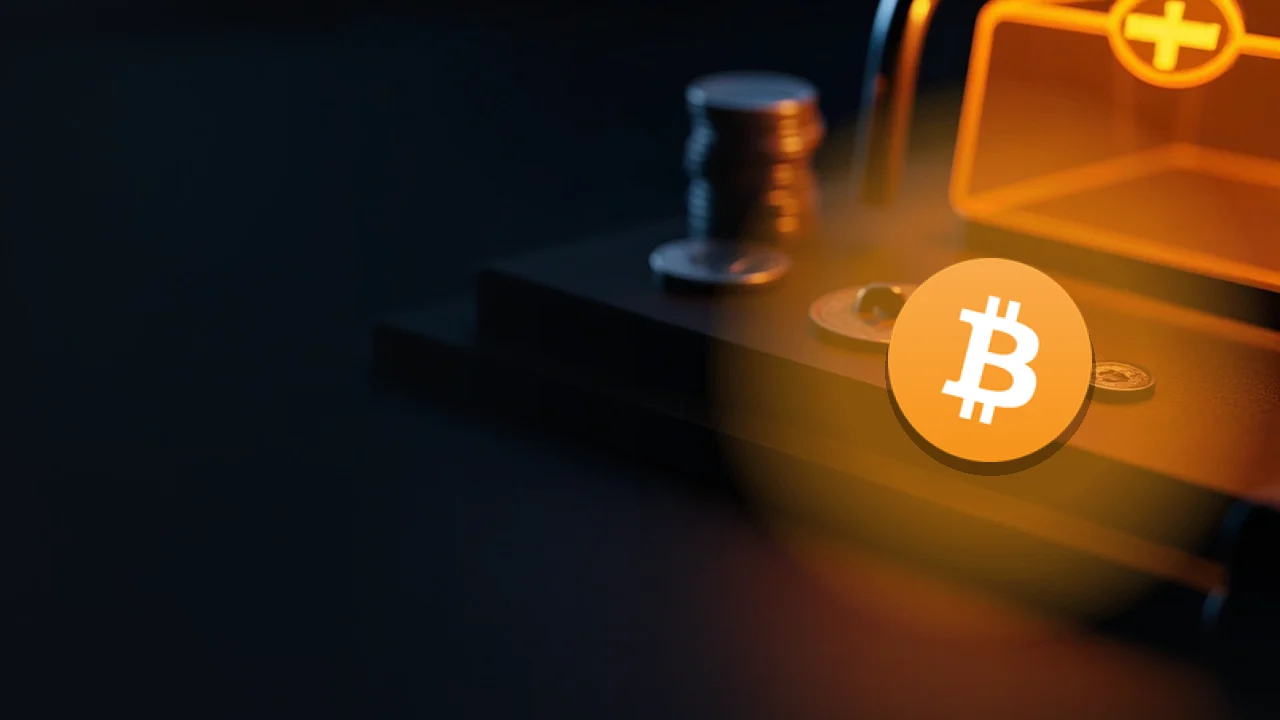 Bitcoin-logoet over et mørkt skrivebord med tomme mønter, et glasvælving og en hængelås.