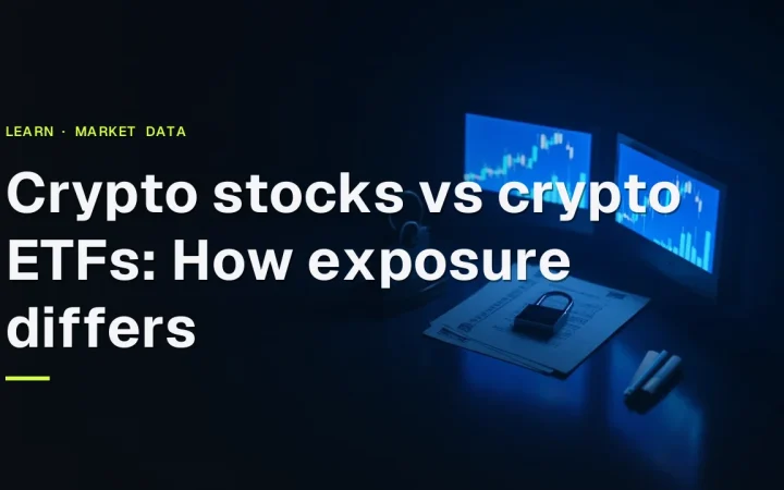 Crypto-aktier vs crypto-ETF'er titel over et mørkt skrivebord med blålysende skærme, tomme certifikater og en lås