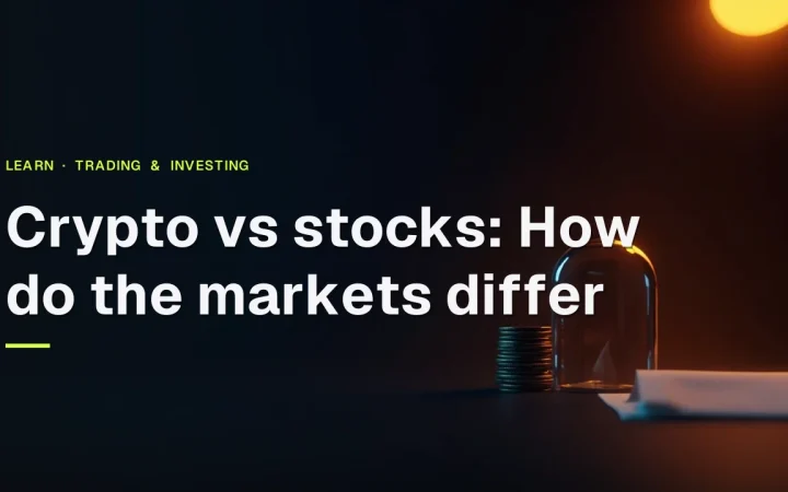 Titlen Crypto vs stocks ligger over en mørk marineblå baggrund med stakke af tomme mønter, en glaskuppel og tomt papir, der gløder orange til højre