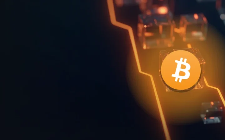 Bitcoin-logoet over en mørk navybaggrund med glasblokke forbundet af glødende orange linjer til højre.