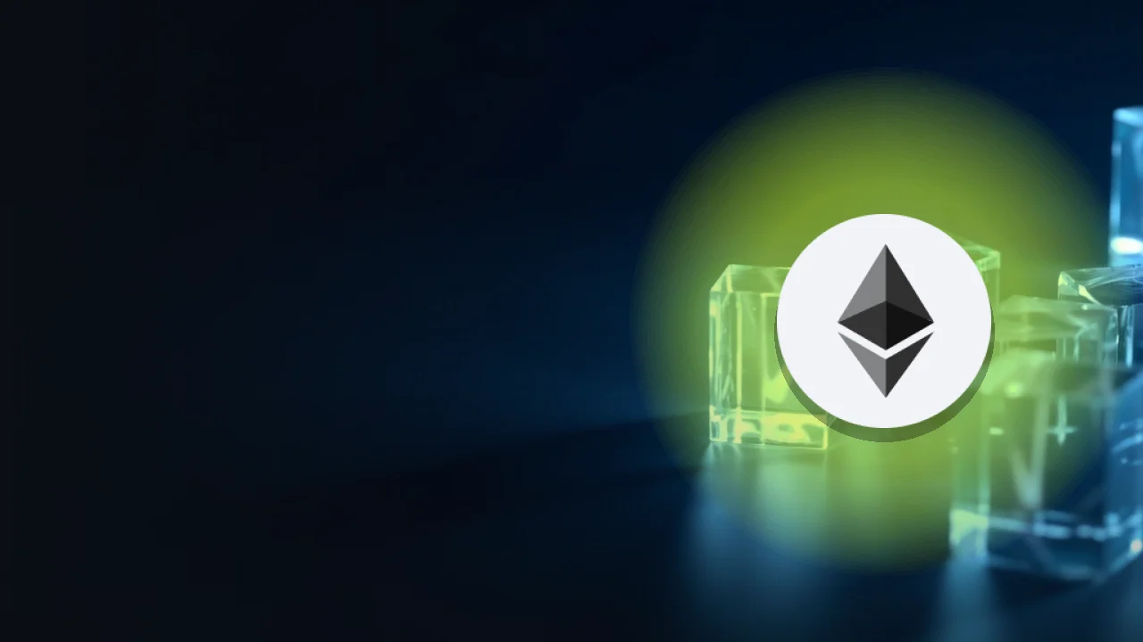 Ethereum-logoet over glødende glaskuber på en mørk marineblå baggrund.