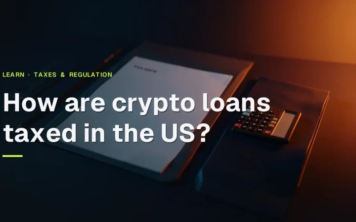 Titlen How are crypto loans taxed in the US? over et mørkt skrivebord med en tom selvangivelse, lommeregner, pen og mappe i varmt orange lys.