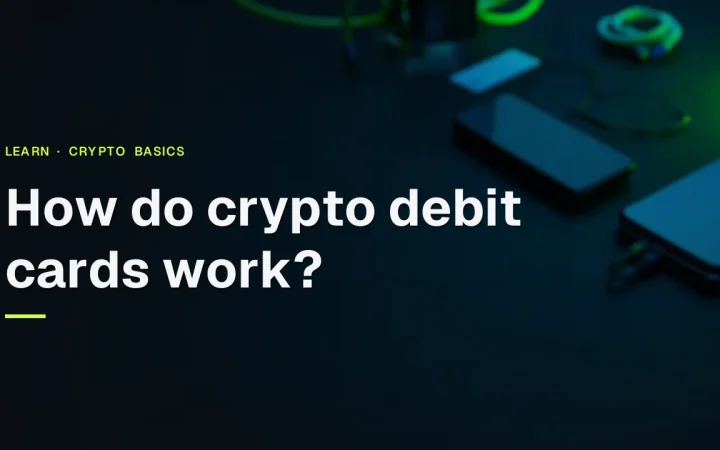 Wie funktionieren Krypto-Debitkarten? Titel über einem dunklen Schreibtisch mit einem Kartenterminal und einer leeren Karte in Limettengrün und Navy.