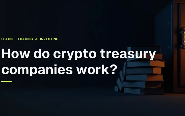 Titlen How do crypto treasury companies work? over et mørkt skrivebord med tomme regnskabsbøger og et stålskab oplyst af orange lys.