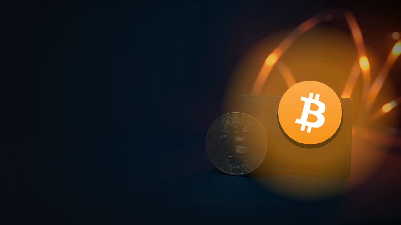 Das Bitcoin-Logo über einer leeren Metallmünze und einer bildschirmlosen schwarzen Wallet auf einem dunkelblauen Schreibtisch mit orange leuchtenden Lichtspuren auf der rechten Seite.