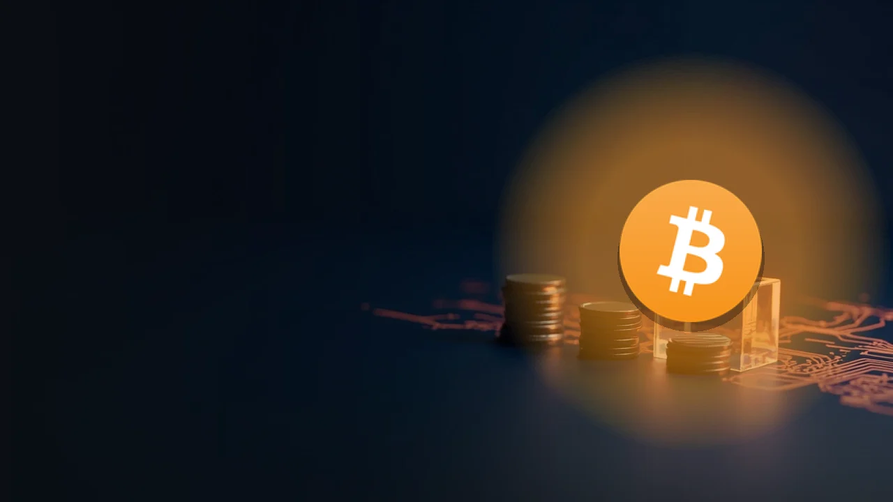 Bitcoin-logoet over en mørk baggrund af tomme mønter og en glødende glasblok.