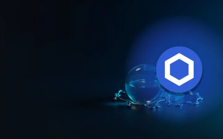 暗いネイビーの背景に、光る青いチェーンリンクとガラスの球体を重ねたChainlinkのロゴ。