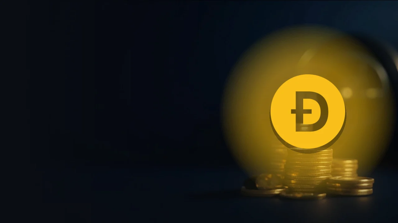 Le logo Dogecoin sur un fond de pièces d'or et d'un coffre en verre sur une base bleu marine foncé.