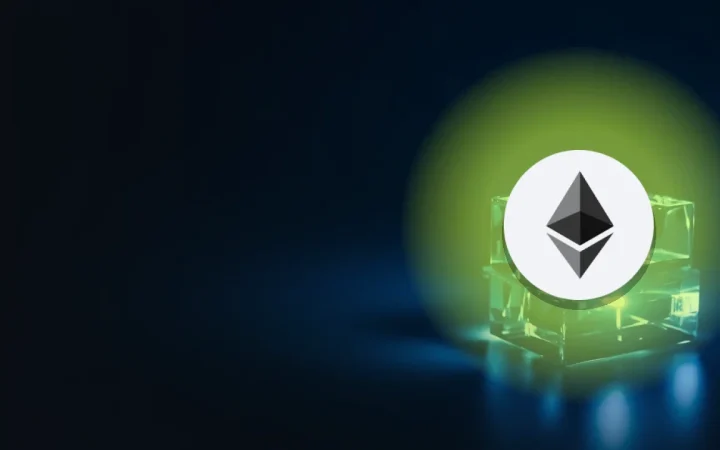 Ethereum-logoet over glasblokke forbundet af glødende blåt lys på en mørk navyblå baggrund.