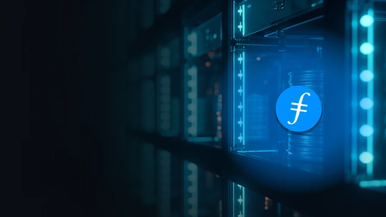 Filecoins logotyp över ett mörkblått valv med glödande cyan serverrack och glasblock för lagring.