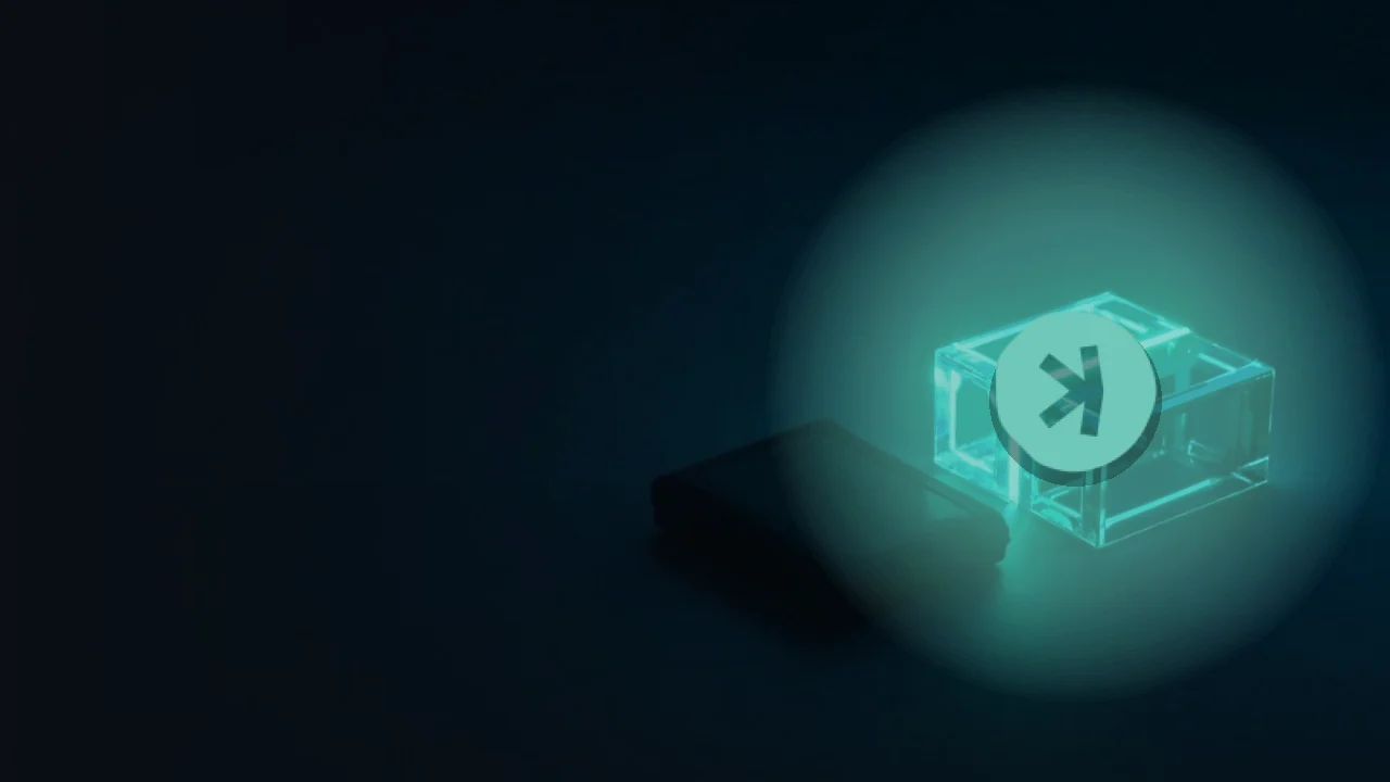 Das Kaspa-Logo über leuchtenden blaugrünen Glasblöcken auf dunkelblauem Hintergrund.