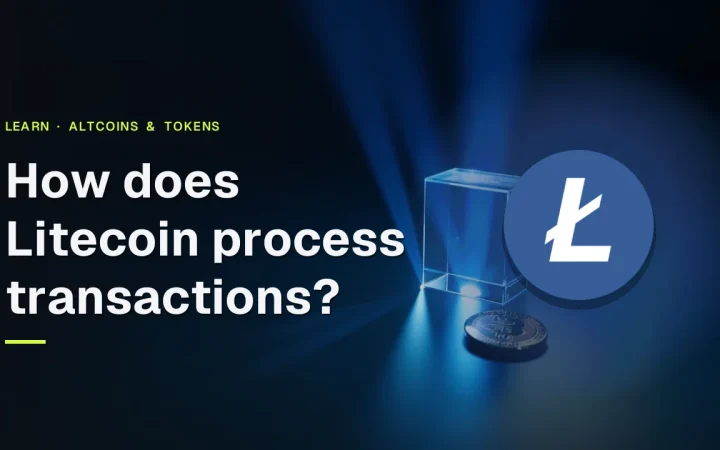 Titlen 'Hvordan behandler Litecoin transaktioner?' vises over en glødende blå glasblok og en tom mønt på en mørk navybaggrund.