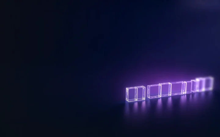 Een donkerblauwe achtergrond met gloeiende violette glasblokken en lichtlijnen aan de rechterkant.