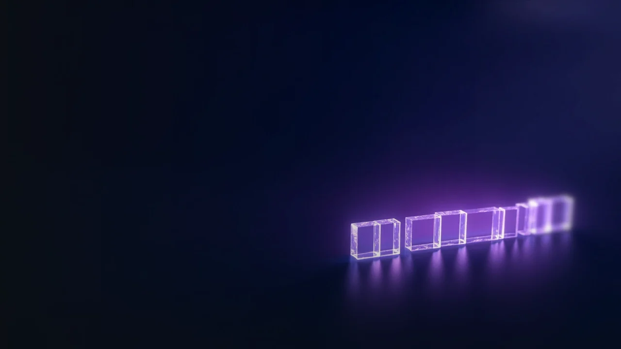 En mørk navyblå baggrund med lysende violette glasblokke og lyse linjer til højre.