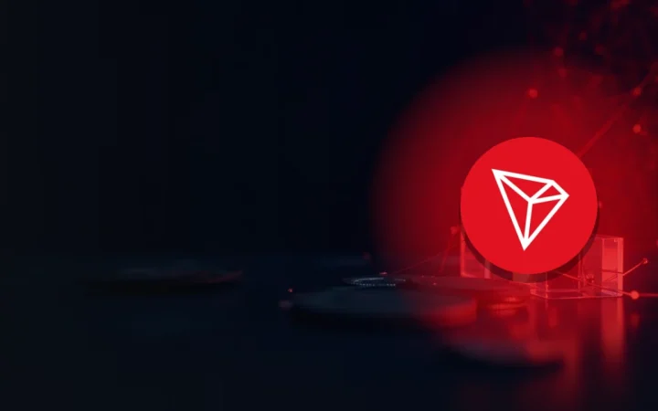 TRON-logoet over en mørk navy baggrund med glødende røde linjer, glasblokke og tomme metalliske skiver.