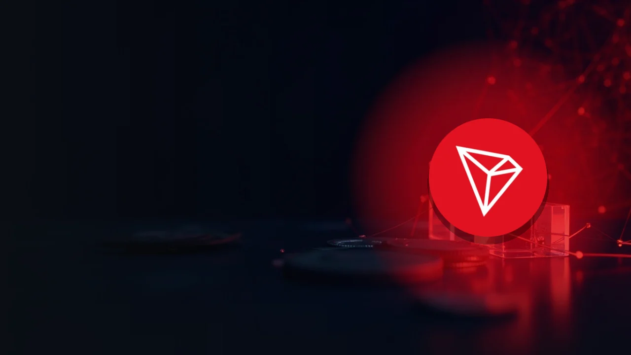 TRON-logoet over en mørk navy baggrund med glødende røde linjer, glasblokke og tomme metalliske skiver.