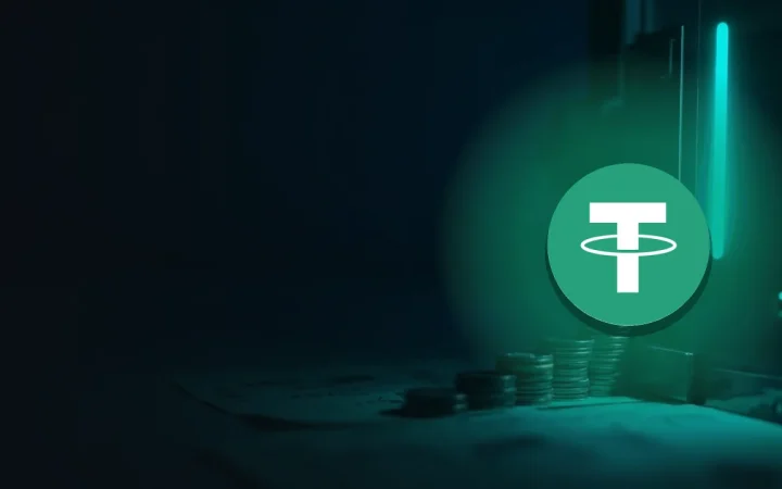 Tether-logoet over en mørk navy-scene med tomme mønter, en glasvault og bankpapir, der lyser teal.