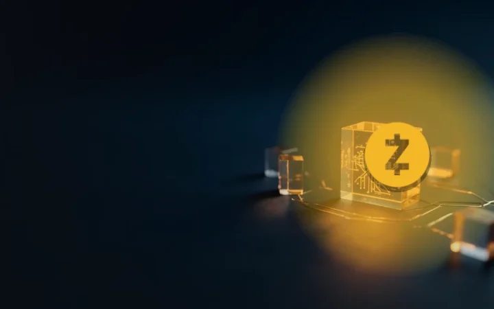 Zcash-logoet over en mørk navybaggrund med glødende guldbedste glasblokke til højre og tomt mørkt rum til venstre.