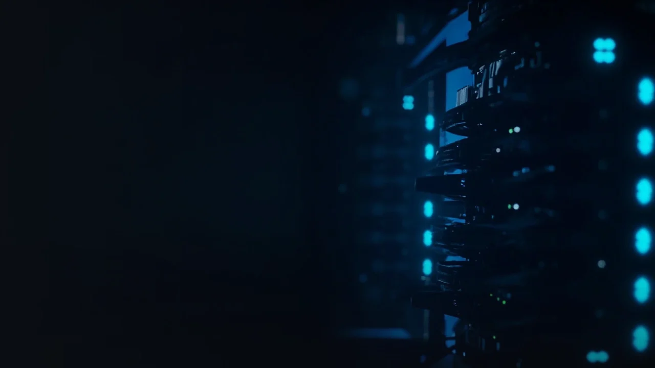 En mørk baggrund med glødende serverracks til højre.