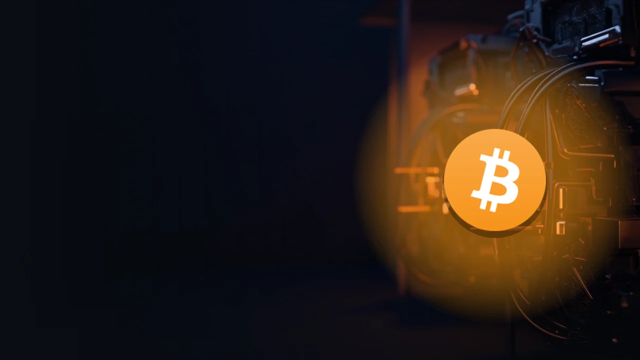 光るマイニングマシンとケーブルの列の上に浮かぶBitcoinのロゴ。