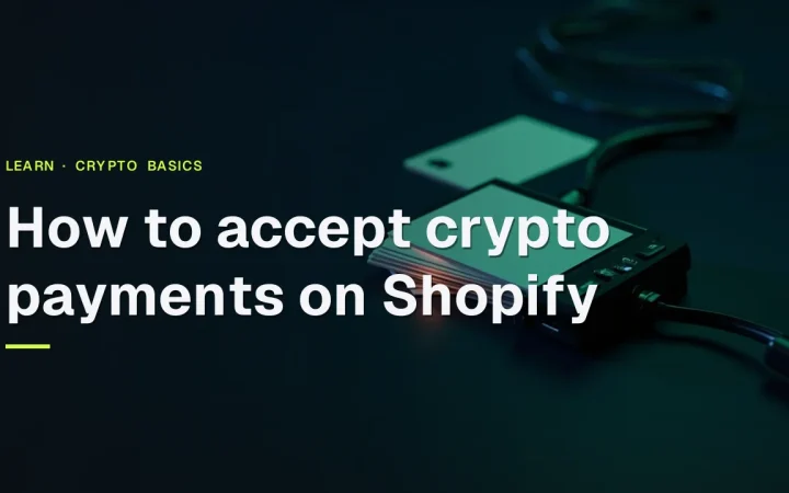 Titlen How to accept crypto payments on Shopify over et mørkeblåt skrivebord med tomme betalingskort, en terminal og et kabel, oplyst af limegrøn glød.