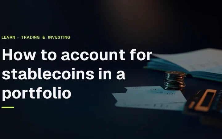 Der Titel Wie man Stablecoins in einem Portfolio berücksichtigt über einem dunkelblauen Schreibtisch mit leeren Token, einem Hauptbuch und einem Taschenrechner, beleuchtet von orangefarbenem Schein.