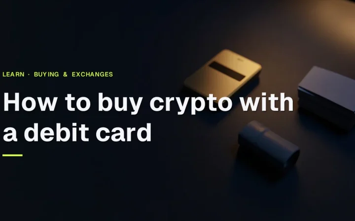 Ein dunkler Schreibtisch mit leeren Debitkarten und einem golden leuchtenden Kartenleser unter dem Titel Wie man Krypto mit Debitkarte kauft.