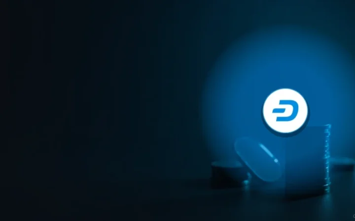 Dash-logotypen över en mörk scen med tomma mynt på ett skrivbord upplyst av cyan glöd.