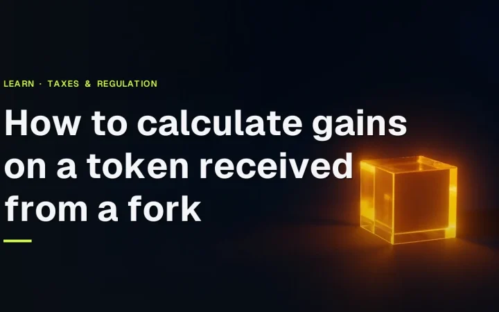 濃紺の背景に、右側でオレンジ色に光る分割されたガラスブロック。