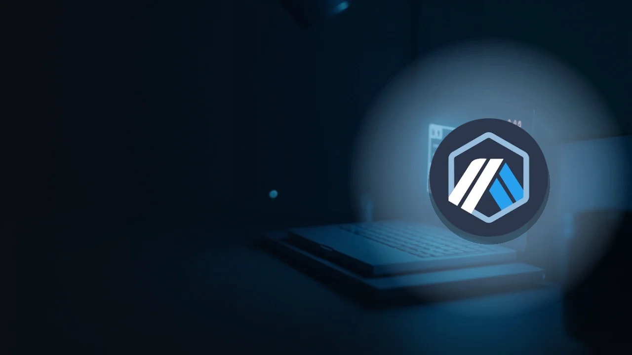 Das Arbitrum-Logo über einem dunklen Schreibtisch mit einem leuchtenden Browserfenster und abstrakten Transaktionslinien.