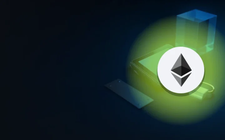 Ethereum-logoet over et mørkt skrivebord med en hardware wallet og en glasblok.