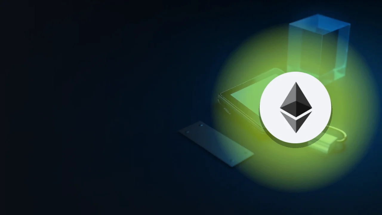 Das Ethereum-Logo über einem dunklen Schreibtisch mit einer Hardware-Wallet und einem Glasblock.