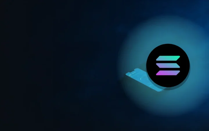 Het Solana-logo boven een donker bureau met een hardware wallet en gloeiende cyaan balken.