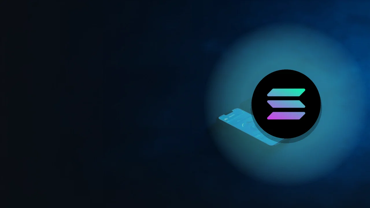 Das Solana-Logo über einem dunklen Schreibtisch mit einer Hardware-Wallet und leuchtenden cyanfarbenen Balken.