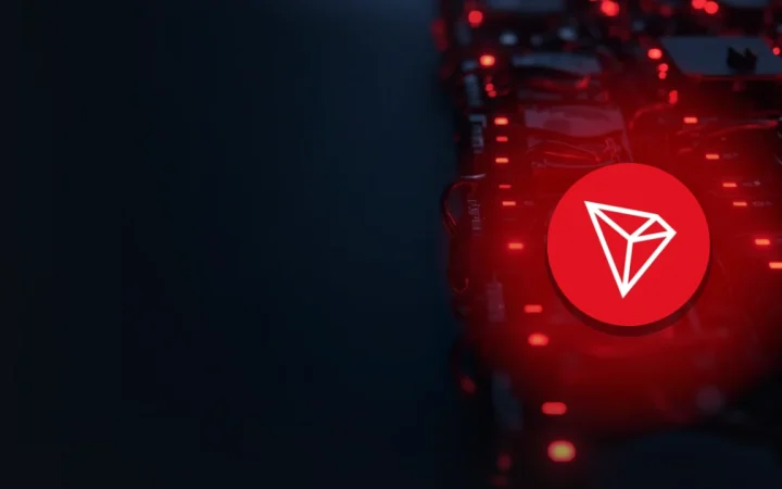 어두운 기계와 빨간 케이블 위의 TRON 로고.