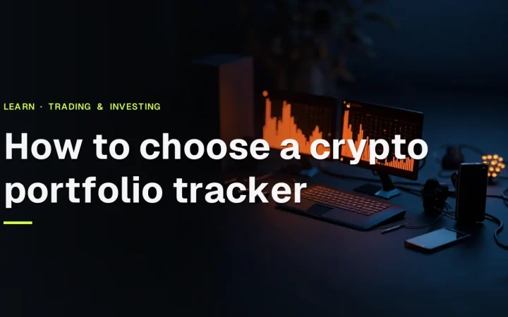 Sådan vælger du en titel til en krypto-porteføljetracker over et mørkt skrivebord med glødende orange skærme og abstrakte søjlediagrammer.