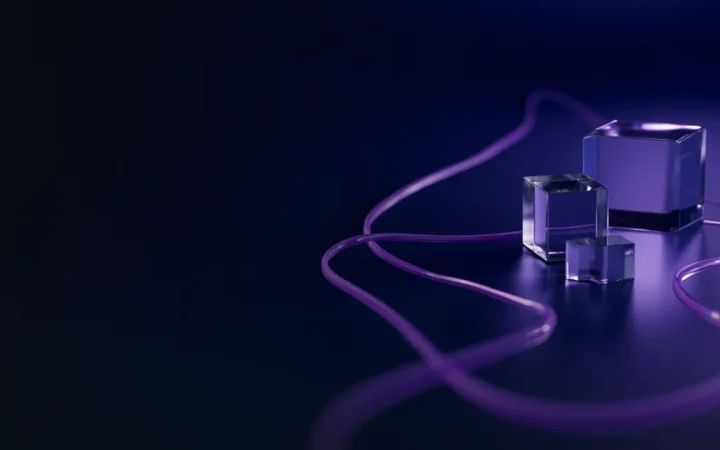 Mørk navy baggrund med glasblokke forbundet af glødende violet lys til højre og tomt mørkt rum til venstre.