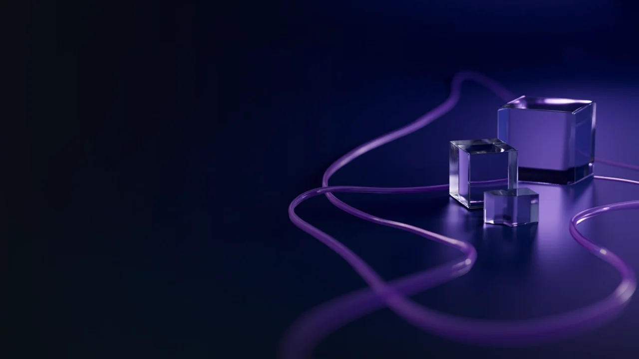 Mørk navy baggrund med glasblokke forbundet af glødende violet lys til højre og tomt mørkt rum til venstre.