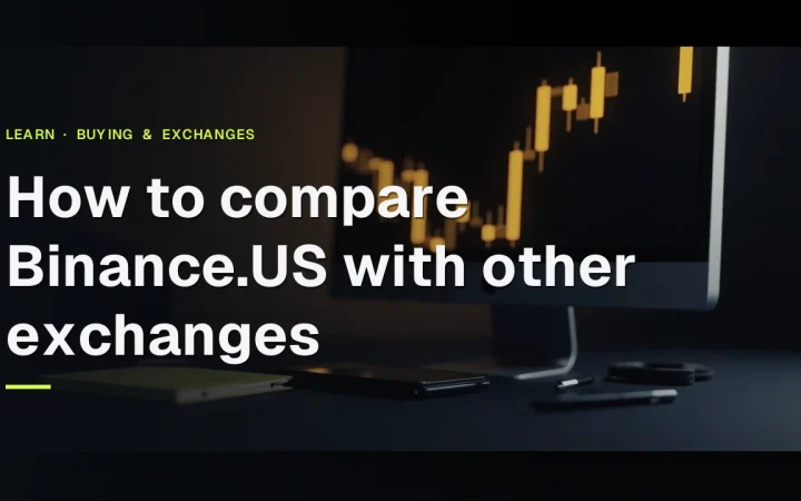 Der Titel Wie man Binance.US mit anderen Börsen vergleicht über einem dunkelblauen Schreibtisch mit einem leuchtenden goldenen Monitor und Telefon.