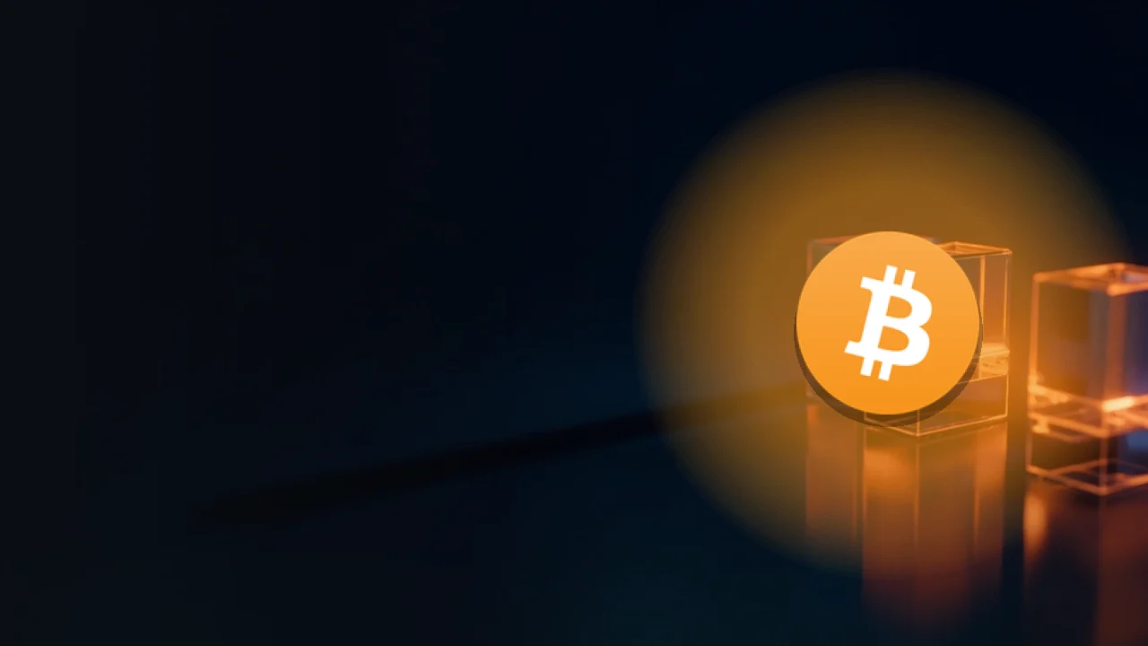 Bitcoin-logoet over en mørk navybaggrund med glasblokke forbundet af glødende orange lys.