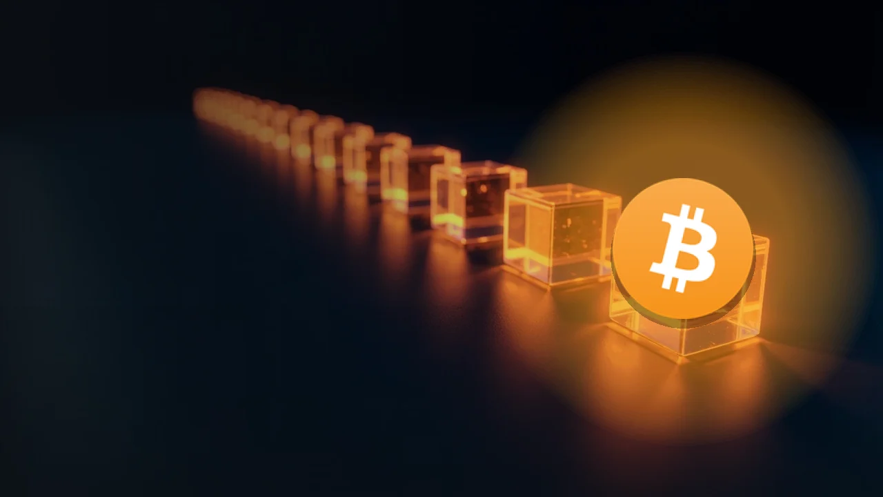 El logotipo de Bitcoin sobre un fondo azul marino oscuro con bloques de cristal unidos por luz naranja a la derecha.