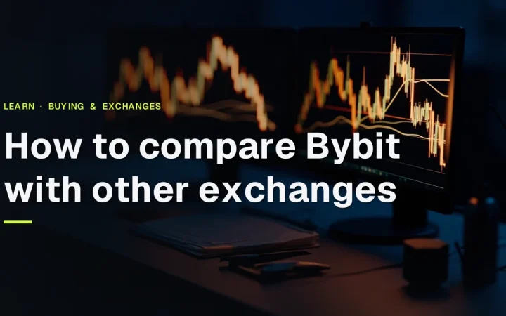 어두운 책상 위에 금색 차트를 표시하는 두 개의 빛나는 모니터가 놓여 있고, 그 위에 Bybit을 다른 거래소와 비교하는 방법이라는 제목이 있습니다.