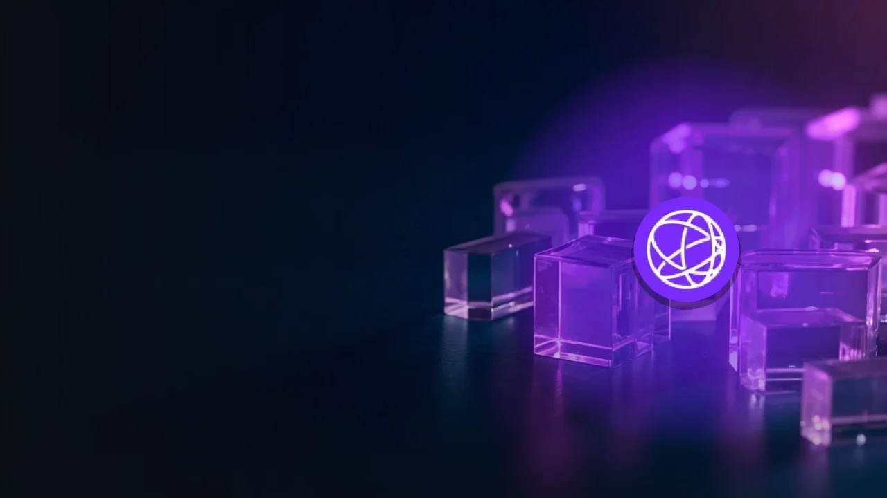Celestia-logoet over en mørk navy baggrund af glasblokke forbundet af violet lys.