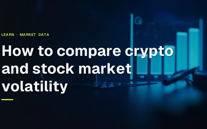 Titlen How to compare crypto and stock market volatility over et mørkt skrivebord med to glødende blanke diagrampaneler og en lommeregner.