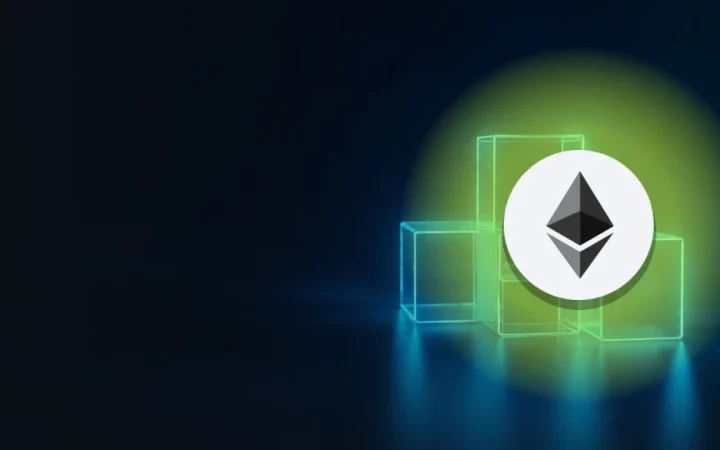 Ethereum-logoet over en mørk navyblå baggrund af glasblokke forbundet af blåt lys.