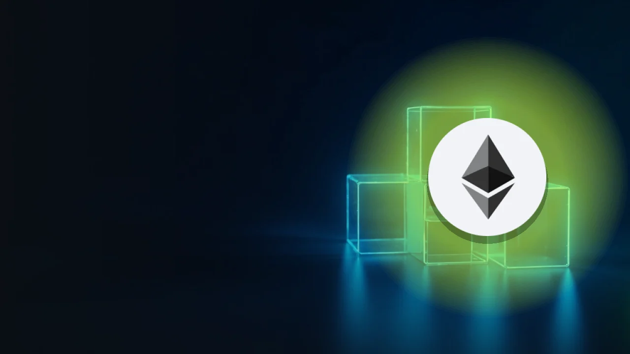 Ethereum-logoet over en mørk navyblå baggrund af glasblokke forbundet af blåt lys.