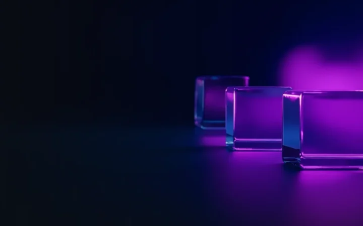 En mørk marineblå baggrund med glødende violette glasblokke forbundet af lys til højre.