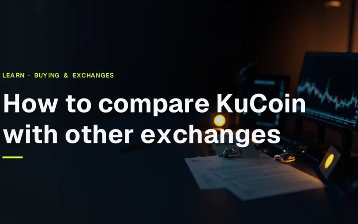 어두운 남색 책상 위에 모니터, 빈 수수료 카드, 문서, 자물쇠가 놓여 있고, 그 위에 KuCoin을 다른 거래소와 비교하는 방법이라는 제목이 있습니다.